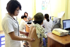 Kiểm tra sức khỏe cho bệnh nhân bị viêm gan. (Ảnh: Dương Ngọc/TTXVN)