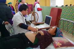 Bác sỹ trẻ khám bệnh cho người dân tại huyện Bảo Lạc, tỉnh Cao Bằng. (Ảnh: PV/Vietnam+)