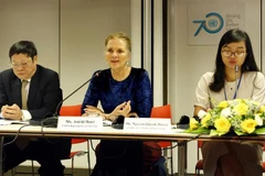 Các đại biểu trao đổi tại buổi Lễ kỷ niệm Ngày dân số thế giới 11/7. (Ảnh: Dương Ngọc/TTXVN)