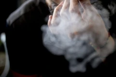 [Mega Story]: Tâm sự của chàng trai 15 năm chìm trong làn 'khói trắng'