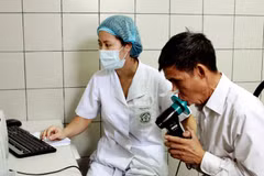 Điều trị cho bệnh nhân mắc bệnh phổi tắc nghẽn mạn tính. (Ảnh: Dương Ngọc/TTXVN)