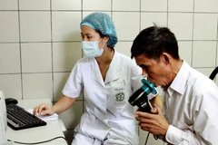 Điều trị cho bệnh nhân mắc bệnh phổi tắc nghẽn mạn tính. (Ảnh: Dương Ngọc/TTXVN)