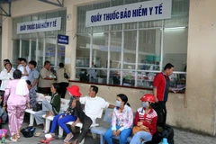 Khu cấp phát thuốc bảo hiểm y tế cho bệnh nhân bảo hiểm y tế. (Ảnh: Lê Sen/TTXVN)