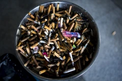 Tàn thuốc lá tại một ga tàu. (Ảnh:AFP/TTXVN)