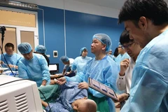 Các bác sỹ thực hiện kỹ thuật nội soi phóng đại và ánh sáng màu trong chẩn đoán ung thư đại trực tràng sớm cho một bệnh nhân. (Ảnh: PV/Vietnam+)