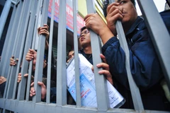 Tình trạng căng thẳng, chen lấn, xô đẩy diễn ra ở điểm tiêm chủng vắcxin 182 Lương Thế Vinh, Hà Nội sáng 25/12. (Ảnh: Minh Sơn/Vietnam+)