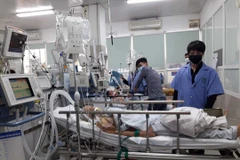 Khoa cấp Cứu Bệnh viện Bạch Mai chật kín giường bệnh sau nghỉ Tết 