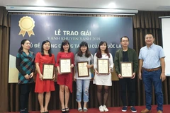 Hai phóng viên của báo VietnamPlus (ngoài cùng bên phải) nhận giải. (Ảnh: PV/Vietnam+)