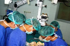Các bác sỹ trong ca phẫu thuật cho nam bệnh nhân 26 tuổi. (Ảnh: Bác sỹ cung cấp)