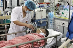 Nhân viên y tế cấp cứu cho bệnh nhân bị đột quỵ. (Ảnh: TTXVN/Vietnam+)