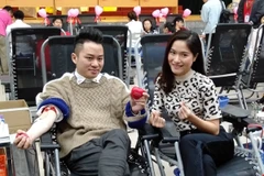 Ca sỹ Tùng Dương hào hứng tham gia hiến máu. (Ảnh: PV/Vietnam+)