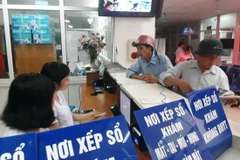 Người dân làm thủ tục khám bệnh tại Bệnh viện Đa khoa Nông nghiệp. (Ảnh: PV/Vietnam+)