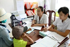 Nhân viên y tế Trung tâm phòng, chống HIV/AIDS Đắk Lắk tư vấn, kiểm tra sức khỏe cho bệnh nhân nhiễm HIV/AIDS. (Ảnh: TTXVN/Vietnam+)