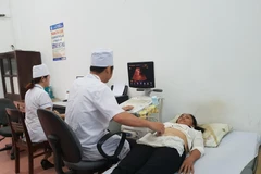 Khám bệnh cho người dân tại tuyến y tế cơ sở. (Ảnh:PV/Vietnam+)