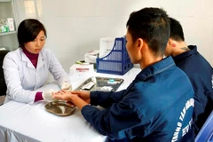 Bệnh nhân HIV đến tư vấn và khám để điều trị ARV. (Ảnh: Phương Vy/TTXVN)
