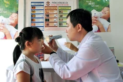 Khám mắt miễn phí cho trẻ. (Ảnh: An Hiếu/TTXVN)
