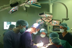 Các bác sỹ phẫu thuật cho bệnh nhân. (Ảnh: PV/Vietnam+)