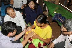 Đoàn công tác của Bộ Y tế thăm khám cho bệnh nhi bị dị tật đầu nhỏ vào ngày 18/10. (Ảnh: Dương Giang/TTXVN)