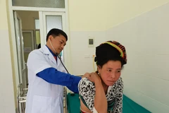 Bác sỹ của Dự án bác sỹ trẻ khám chữa bệnh cho người dân tại huyện Mường Tè, Lai Châu. (Ảnh: T.G/Vietnam+)