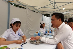 Người dân khám sức khỏe tầm soát sớm các bệnh. (Ảnh: PV/Vietnam+)