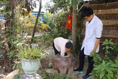 Hướng dẫn người dân về vệ sinh phòng chống dịch bệnh. (Ảnh: TTXVN)