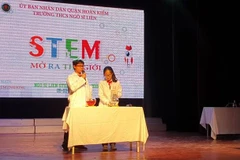 Học sinh trình diễn các thí nghiệm khoa học tại Ngày hội STEM. (Ảnh: PV/Vietnam+)