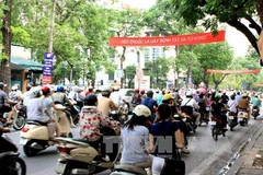 Biểu ngữ tuyên truyền không hút thuốc lá trên đường phố Hà Nội (Nguồn: TTXVN)