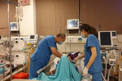 Bác sỹ theo dõi cho bệnh nhân tại Khoa Cấp cứu, Bệnh viện Lão khoa Trung ương. (Ảnh: PV/Vietnam+)