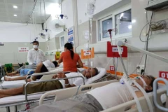 Nhiều bệnh nhân được đưa vào cấp cứu tại Bệnh viện Bạch Mai trong ngày 4/7. (Ảnh: T.G/Vietnam+)