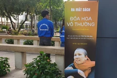 Ra mắt cuốn sách ‘Đoá hoa vô thường’. (Ảnh: PV/Vietnam+)