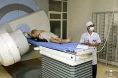 Chẩn đoán cho bệnh nhân bằng thiết bị y tế hiện đại. (Ảnh: TTXVN)