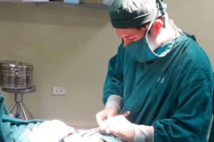 Bác sỹ tiến hành phẫu thuật lấy khối u cho bệnh nhân K.A. (Ảnh: Bệnh viện cung cấp)