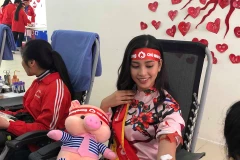 Hoa hậu Trần Tiểu Vy tham gia hiến máu tại Ngày hội Chủ nhật Đỏ. (Ảnh: PV/Vietnam+)