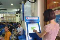 Người dân làm thủ tục khám bệnh theo mô hình y tế thông minh tại tỉnh Quảng Ninh. (Ảnh: T.G/Vietnam+)