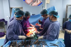 Các bác sỹ phẫu thuật cho bệnh nhân. (Ảnh: PV/Vietnam+)