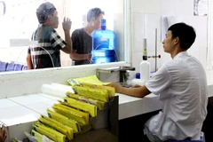 Cán bộ y tế tư vấn, giám sát bệnh nhân ma túy cai nghiện bằng Methadone tại Hà Nội. (Ảnh: Dương Ngọc/TTXVN)