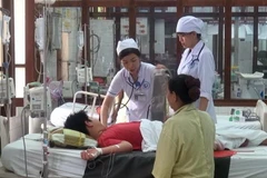 Khám cho bệnh nhân mắc sốt xuất huyết tại Phú Yên. (Ảnh: Xuân Triệu/TTXVN)