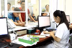 Nhân viên y tế làm thủ tục cho người bệnh. (Ảnh: TTXVN/Vietnam+)