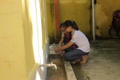 Học sinh rửa tay tại trường học. (Ảnh: TTXVN/Vietnam+)