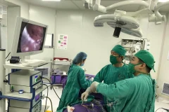 Các bác sỹ thực hiện phẫu thuật nội soi cho bé. (Ảnh: PV/Vietnam+)