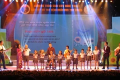 Hình ảnh tại chương trình giao lưu nghệ thuật Ngày mai tươi sáng. 