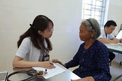 Bác sỹ khám bệnh, chăm sóc sức khoẻ cho người dân. (Ảnh: PV/Vietnam+) 