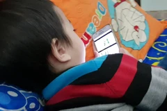 Các bậc phụ huynh cần hạn chế cho trẻ xem điện thoại nhiều. (Ảnh: PV/Vietnam+)