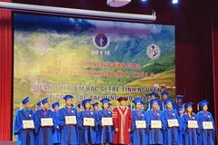 Trao bằng cho các bác sỹ trẻ thuộc dự án. (Ảnh: PV/Vietnam+)