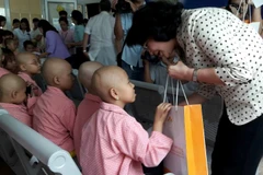 Phó Chủ tịch nước Đặng Thị Ngọc Thịnh tặng quà cho bệnh nhân mắc ung thư. (Ảnh: PV/Vietnam+)