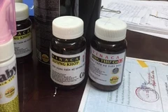 Loại thuốc hỗ trợ điều trị ung thư làm từ than tre của Công ty TNHH Vinaca. (Ảnh: Lê Xuân/TTXVN)