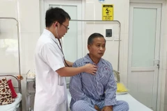 Bác sỹ khám cho một bệnh nhân mắc bệnh lao. (Ảnh: PV/Vietnam+)