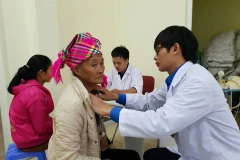 Bác sỹ khám bệnh cho người dân tại huyện Mường Tè, tỉnh Lai Châu. (Ảnh: PV/Vietnam+)