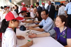 Đo huyết áp kiểm tra sức khỏe cho người dân. (Ảnh: Phan Sáu/TTXVN)