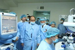 [Thủ tướng Nguyễn Xuân Phúc thăm các khoa, phòng của Bệnh viện Mắt Trung ương. Ảnh: Thống Nhất - TTXVN]